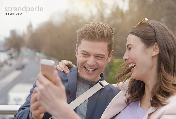 Lachendes Paar nimmt Selfie mit Kamera-Telefon
