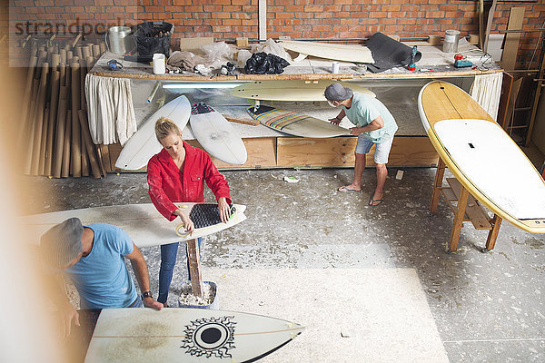 Surfboard Shaper Workshop  Surfshop-Mitarbeiter bei der Arbeit an Surfboards