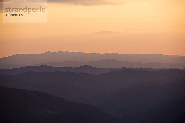 Italien  Marken  Petrano  Sonnenuntergang über dem Apennin