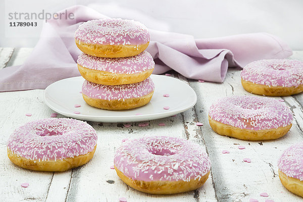 Sechs Donuts mit rosa Glasur und Zuckergranulat