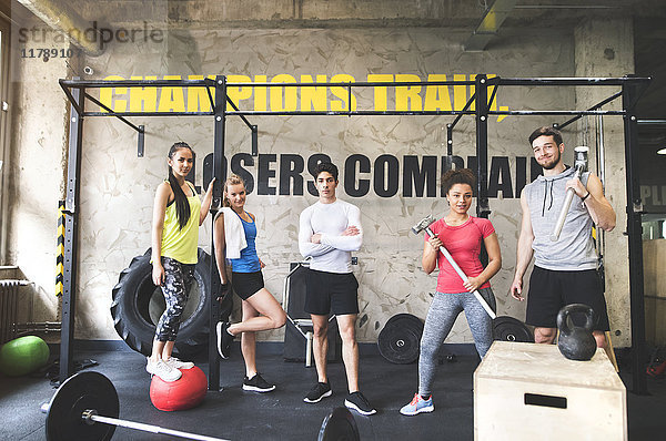 Porträt selbstbewusster junger Menschen im Fitnessstudio