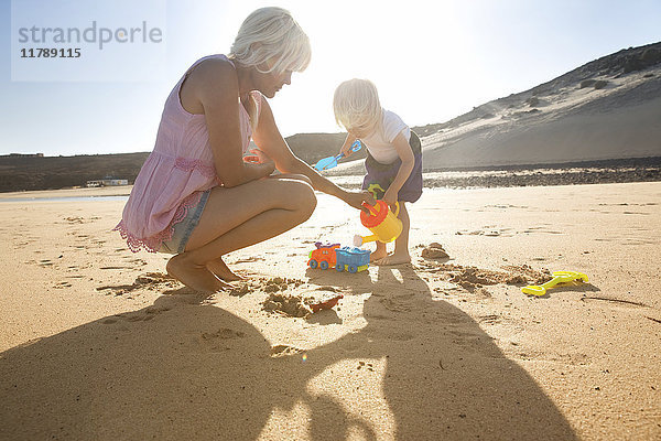 Spanien  Fuerteventura  Mutter und Tochter spielen am Strand