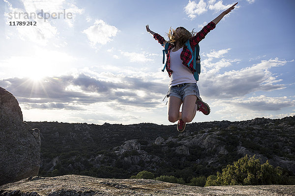 Spanien  Madrid  junge Frau beim Springen während eines Trekking-Tages
