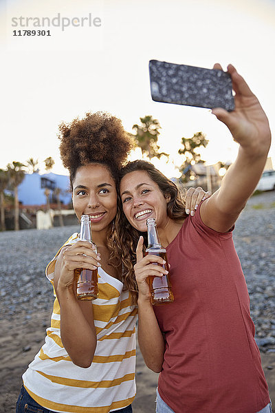 Zwei beste Freunde  die Selfie am Strand mitnehmen.