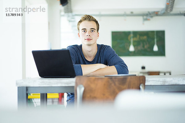 Portrait eines Studenten mit Laptop in einem Coffee-Shop