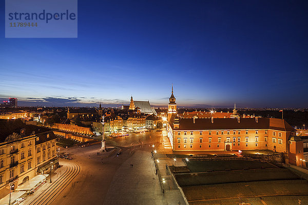 Polen  Warschau  Altstadt mit Königsschloss und Platz bei Nacht