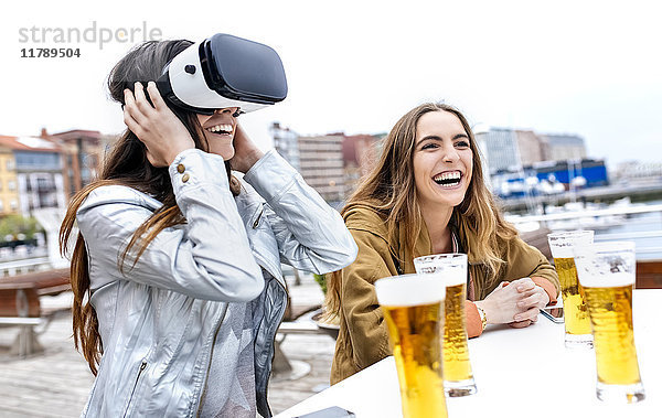 Zwei junge Frauen haben Spaß mit der VR-Brille in der Stadt