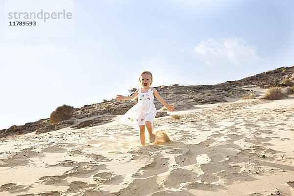 Spanien  Fuerteventura  Mädchen beim Dünenlaufen am Strand