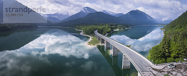 Deutschland  Bayern  Talsperre Sylvenstein und Alpenbrücke im Hintergrund