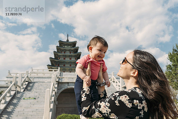 Südkorea  Seoul  glückliche Frau hält ein kleines Mädchen vor dem National Folk Museum of Korea  im Gyeongbokgung Palast.