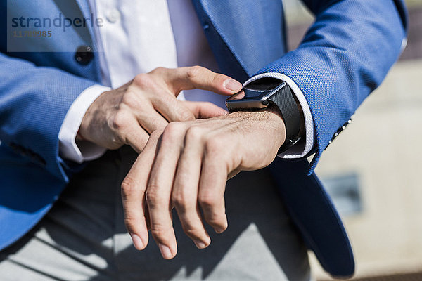 Nahaufnahme eines Geschäftsmannes mit smartwatch