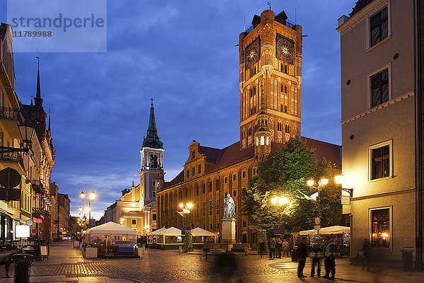 Polen  Torun  Rathaus am Altstadtmarkt bei Nacht