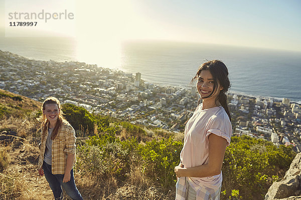 Südafrika  Kapstadt  Signal Hill  zwei junge Frauen beim Wandern über die Stadt