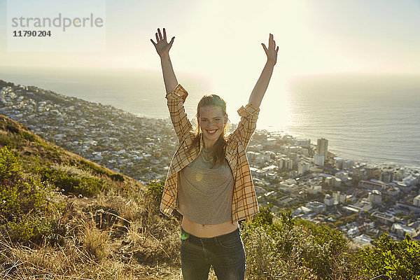 Südafrika  Kapstadt  Signal Hill  Porträt der glücklichen jungen Frau über der Stadt