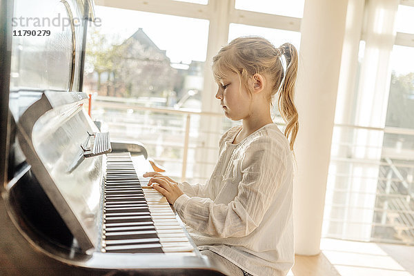 Mädchen zu Hause beim Klavierspielen