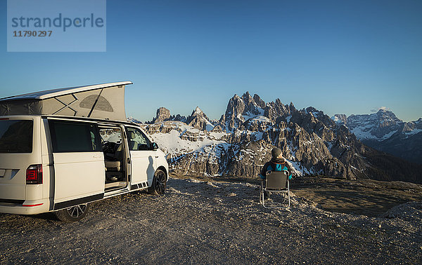 Italien  Südtirol  Dolomiten  Camper vor der Cardini Gruppe
