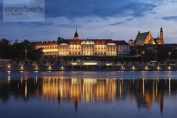 Polen  Warschau  Königsschloss und Altstadtskyline in der Abenddämmerung  Reflektion an der Weichsel
