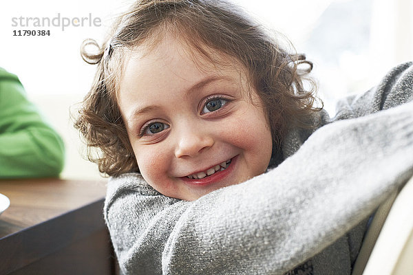 Porträt eines lächelnden kleinen Mädchens