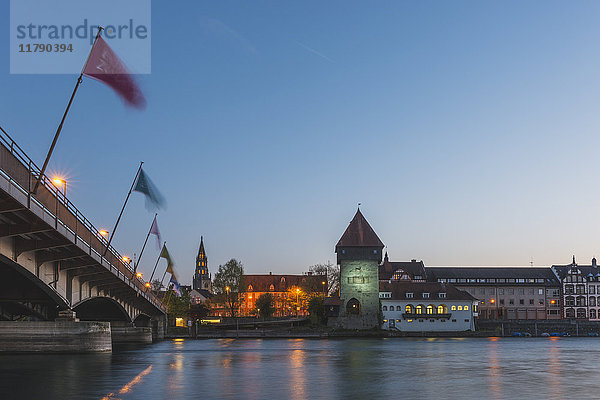 Deutschland  Konstanz  Blick auf Rheintorturm und Münster im Hintergrund bei Dämmerung