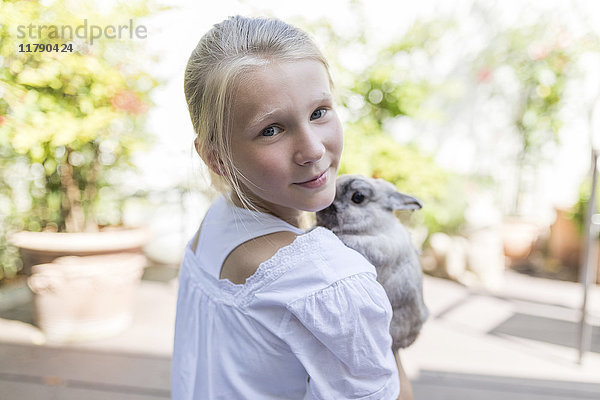 Porträt eines Mädchens mit Kaninchen im Freien