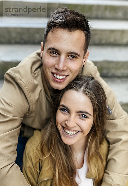 Porträt eines glücklichen jungen Paares im Freien