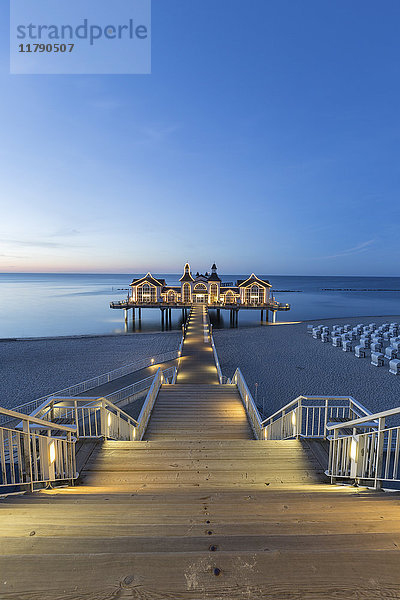 Deutschland  Rügen  Sellin  Blick auf Seebrücke bei Abenddämmerung