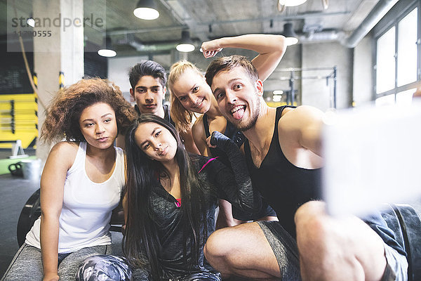 Gruppe junger Leute  die für einen Selfie im Fitnessstudio posieren