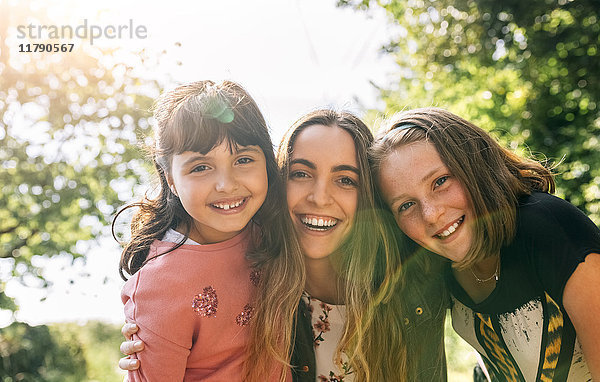 Porträt von drei glücklichen Mädchen im Freien