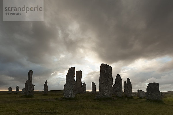 UK  Schottland  Isle of Lewis  Callanish  Blick auf stehende Steine bei Gegenlicht