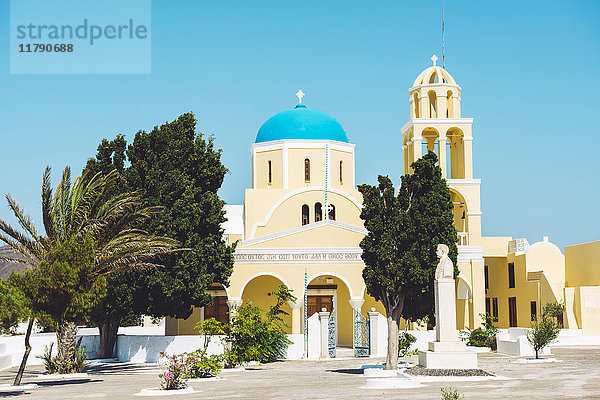 Griechenland  Santorini  Oia  Saint George Orthodoxe Kirche an einem sonnigen Tag