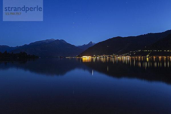 Österreich  Salzburger Land  Zell am See  Zeller See und Bergpanorama bei Nacht