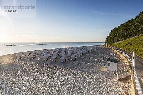 Deutschland  Rügen  Sellin  Blick zum Strand mit Kapuzenstühlen in der Morgendämmerung