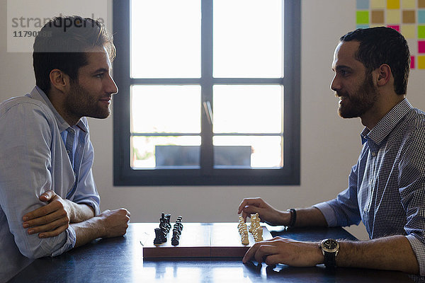 Zwei Geschäftsleute beim Schachspiel