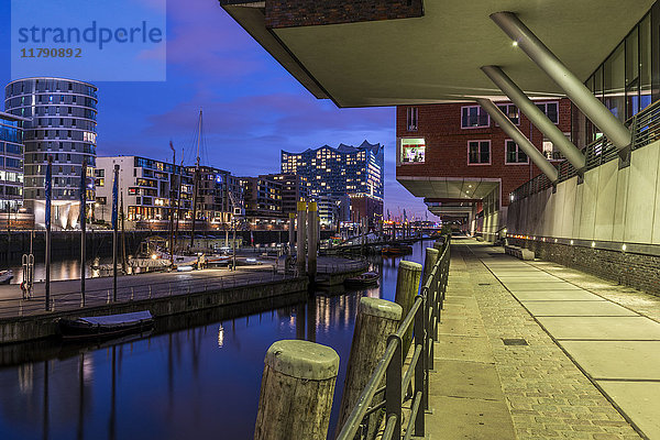 Deutschland  Hamburg  Hafen am Sandtorkai und Blick zur Elbphilharmonie