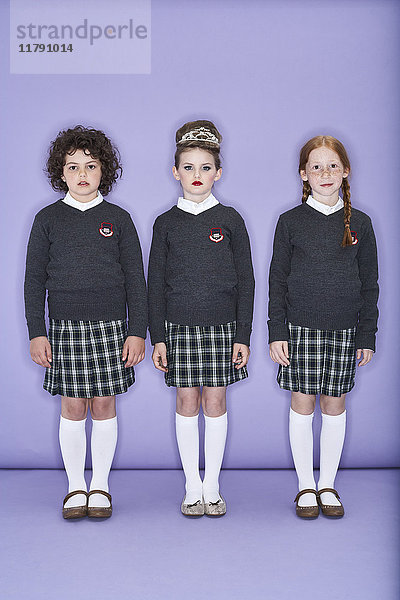 Porträt von drei Mädchen in Schuluniform