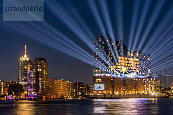 Deutschland  Hamburg  Elbphilharmonie mit Lasershow