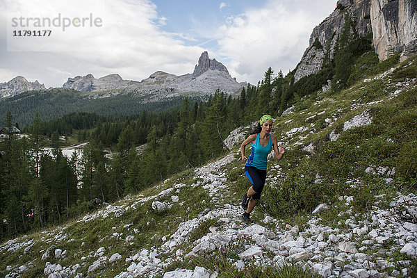 Italien  Dolomiten  Venetien  Trailrunner am Federasee