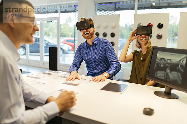 Paar mit VR-Brille im Autohaus