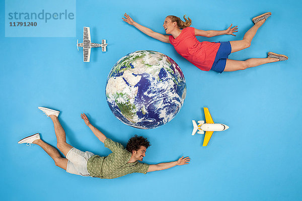 Paare und Flugzeuge fliegen um den Globus