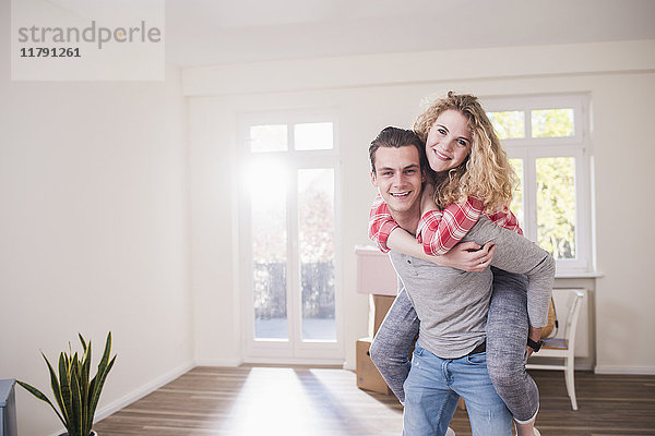 Porträt eines glücklichen jungen Paares im neuen Zuhause