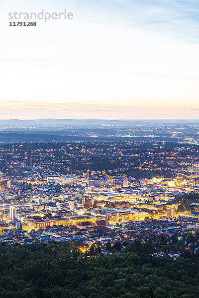 Deutschland  beleuchtete Stadtansicht von Stuttgart bei Dämmerung