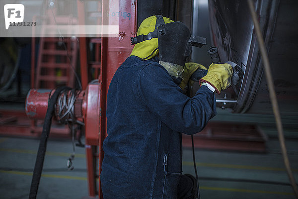 Arbeiter mit Schweißmaske im Werk