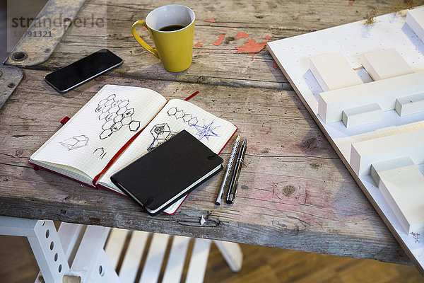 Notebook  Smartphone  Architekturmodell und Kaffeetasse im modernen informellen Büro