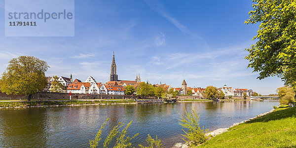 Deutschland  Ulm  Blick auf die Stadt mit der Donau im Vordergrund