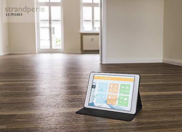 Tablet mit Smart Home Apps auf Holzboden