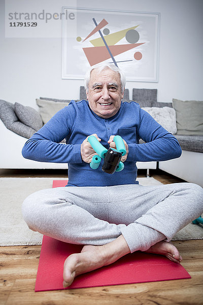 Senior Mann beim Muskeltraining zu Hause