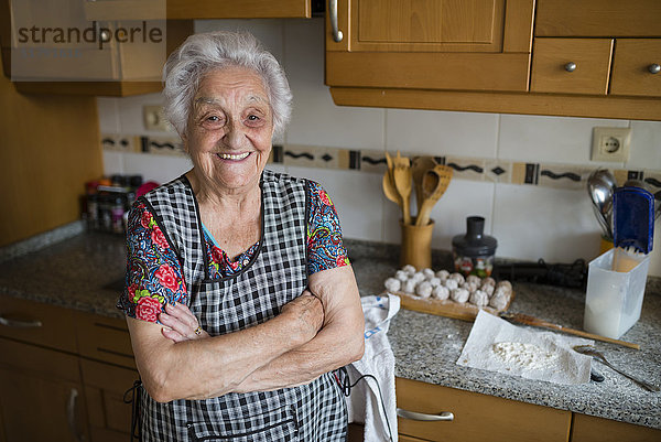 Porträt der glücklichen Seniorin in der Küche