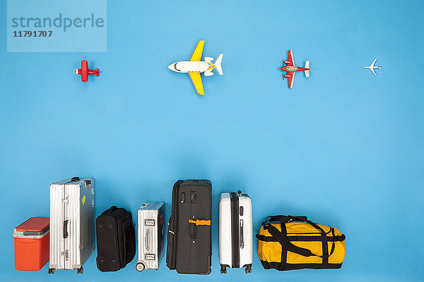 Gepäckreihe mit Flugzeugen
