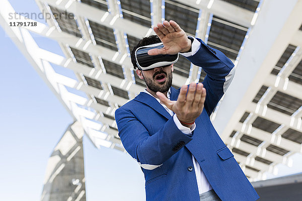 Jungunternehmer mit VR-Brille im Freien