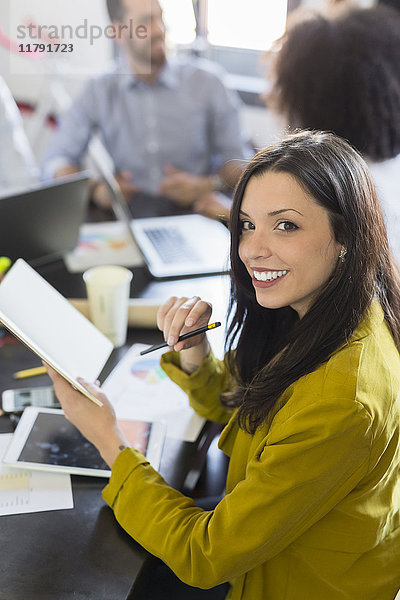 Porträt einer lächelnden Geschäftsfrau bei einer Besprechung im Büro